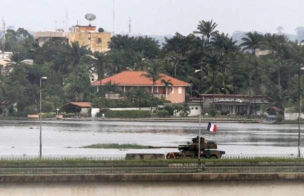 Abidjan: la France frappe des objectifs militaires à la résidence de Gbagbo