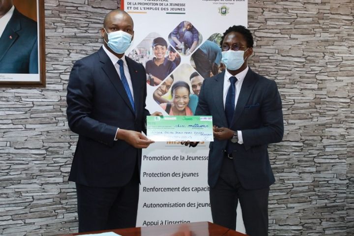 Covid-19 : Plus de 42 millions FCFA à six jeunes entrepreneurs pour la production de kits sanitaires