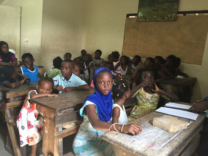 Solidarité : 500 kits alimentaires offerts par deux hauts responsables de l’Administration ivoirienne à des enfants défavorisés dans la commune de Port Bouet