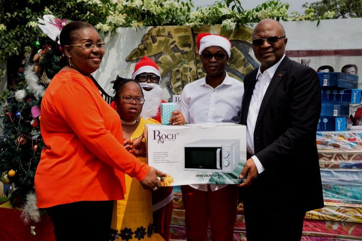 Arbre de  Noel : L’ex-ministre Désiré Dallo et la Fondation Ivanne-Laure Terre d’Amour apportent la Joie aux pensionnaires de la ‘’Page Blanche’’