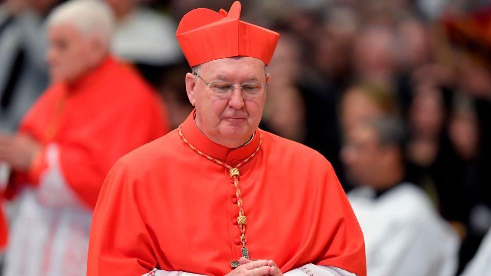 Qui est le cardinal Kevin Farrell, l'actuelle plus haute autorité au Vatican ?