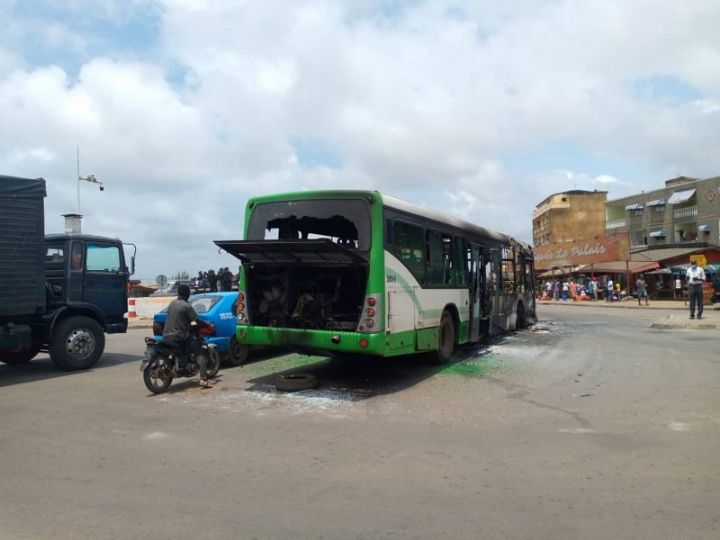 Sotra : Un bus incendié à Yopougon ce lundi, la société suspend la desserte