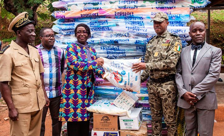 La secrétaire d’Etat Aimée Zébéyoux offre des vivres et non-vivres aux détenus de Gagnoa