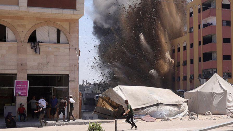 Les Palestiniens fuient les quartiers de la ville de Gaza alors qu'Israël annonce le début des premières phases de l'offensive