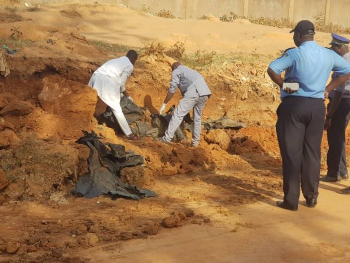 Man : 20 corps découverts dans une fosse près du lycée moderne