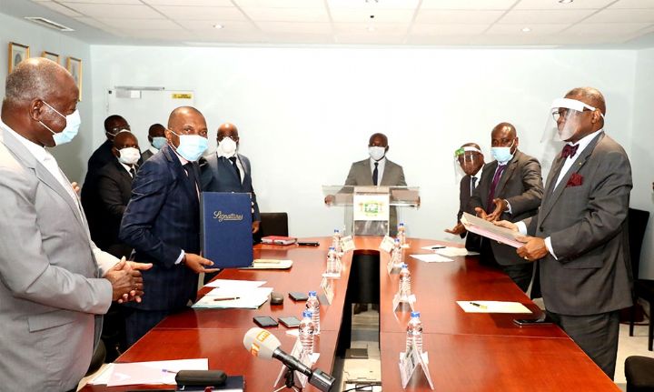 Industrie minière : le gouvernement signe une convention avec l’entreprise Lagune Exploitation Bongouanou pour le développement de bauxite