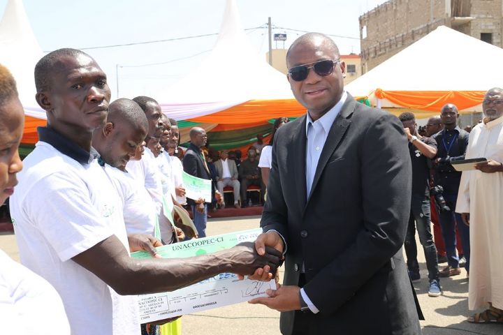 Gbêké / Projet Agir pour la jeunesse : 900 jeunes reçoivent leurs chèques à Bouaké