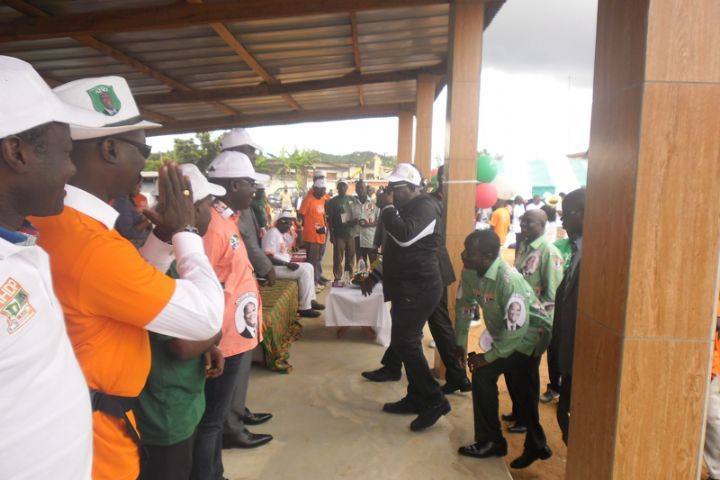 Cissé Bacongo aux populations de Grand-Alépé : « On ne fait pas la politique pour devenir pauvre »