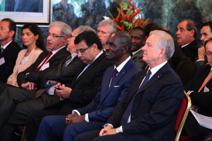 Après le séjour du président Ouattara en France, 350 patrons d’entreprises annoncés à Abidjan