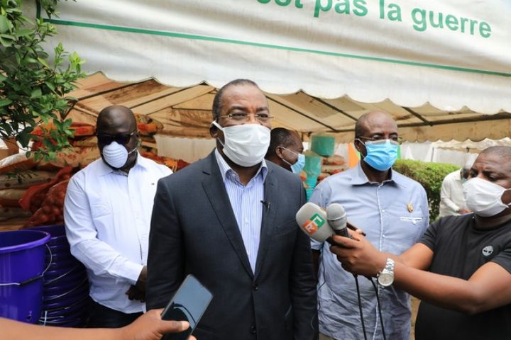Coronavirus /Prévention : La Ministre Mariatou Koné remet des kits à Pascal Affi N’Guessan