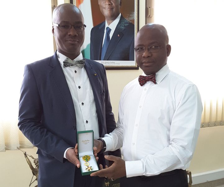 Distinction : Akaffou Atsé Casimir Eric, décerne sa médaille au ministre Moussa Dosso.