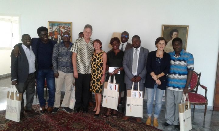 L’ambassadeur d’Allemagne remet des ordinateurs à des journalistes ivoiriens