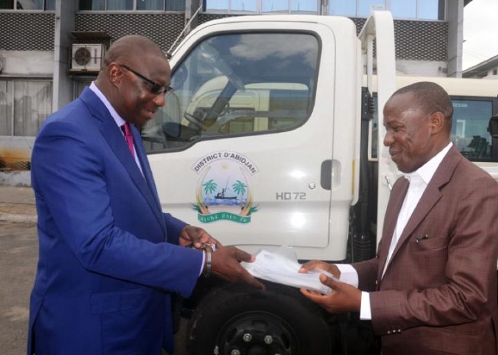 Remise de matériels roulants, d’équipements et de tenues de travail: Amichia équipe la Mairie et les populations de 85 millions de matériels / La Mairie offre du matériel de 85 millions aux populations et aux personnels