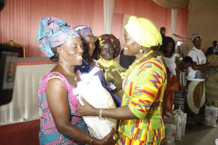 Fête des mères : La Ministre Mariatou Koné célèbre les  « mamans » du village d’Anonkoi Kouté dans la commune d’Abobo.