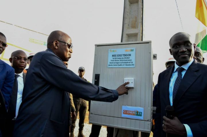 Abengourou: le Premier Ministre Amadou Gon Coulibaly, connecte 795 habitants d’Adonikro à l’électricité