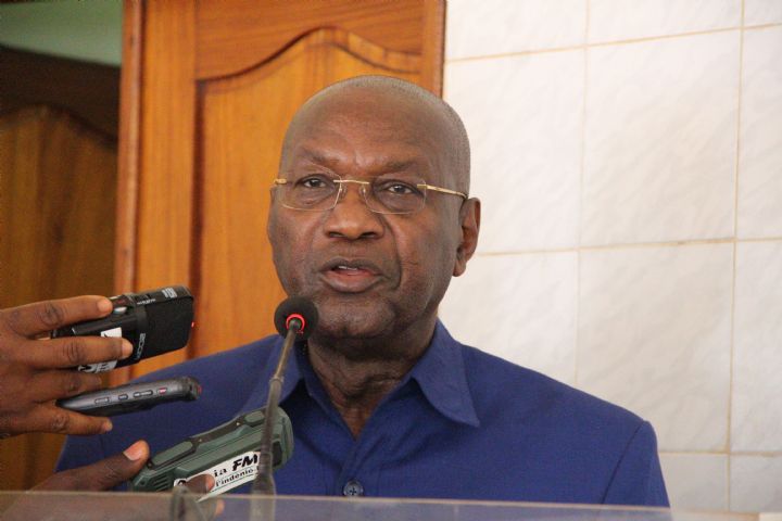 Le ministre Pascal Abinan offre des cadeaux de Noël aux enfants en situation de handicap