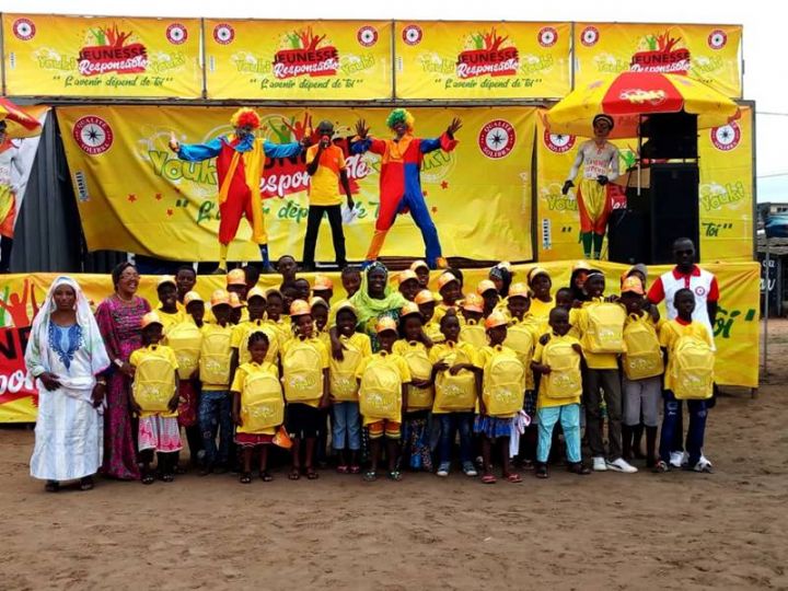 La caravane jeunesse responsable de SOLIBRA fait escale à Abobo : SOLIBRA distribue des kits scolaires à Abobo