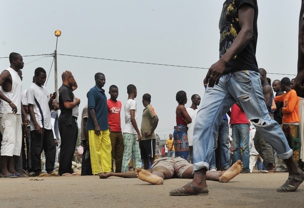 Abidjan: cinq policiers tués après des tirs à l`arme lourde