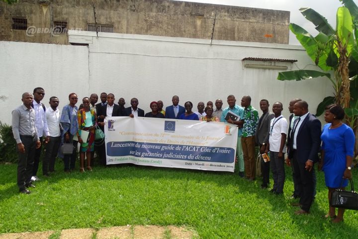 Abolition de la torture de Côte d’Ivoire: L’ACAT présente un nouveau guide sur les garanties judiciaires