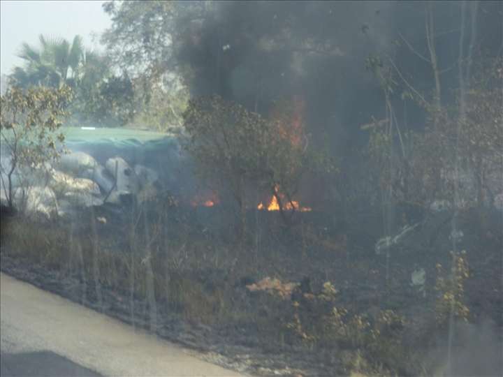 Tiébissou / Un camion de transport de charbon tombe et prend feu