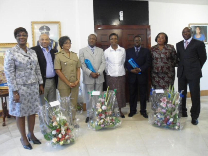 Remise de cadeaux au Directeur Général des Douanes à l’ occasion de la fête des Pères