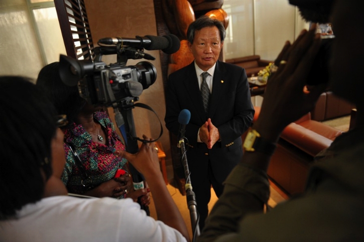 Le chef de l`ONU fait ses adieux à la Côte d`Ivoire sur fond d`hommages