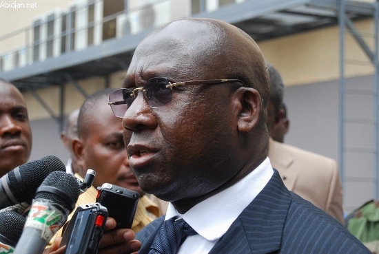 La présidence ivoirienne menace d`expulser le représentant de l`ONU