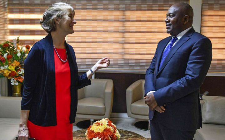 Le Ministre de l’Intérieur ivoirien et la chargée d’affaire de l’Ambassade des Etats Unis en Côte d’Ivoire satisfaits de la coopération bilatérale entre les deux pays