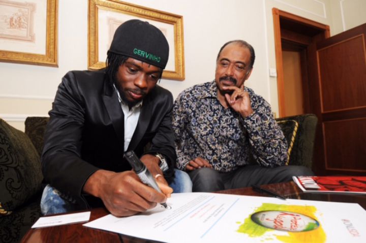 Un Eléphant rejoint la lutte contre le VIH: la star ivoirienne de football, Gervinho, nommée Ambassadeur de l’ONUSIDA pour la Campagne Protège le goal.