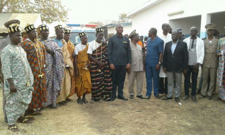 Le ministre Sidi Tiémoko Touré remet une ambulance au centre de santé de Kondrobo