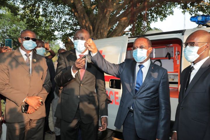 Le ministre ivoirien du Pétrole remet 2 ambulances médicalisées à Port-Bouët