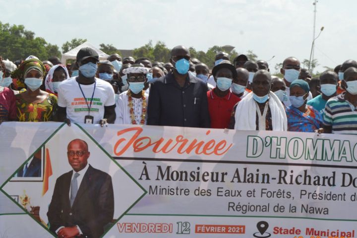 Des associations de jeunesse de la Nawa rendent hommage à Donwahi pour ses actions de développement