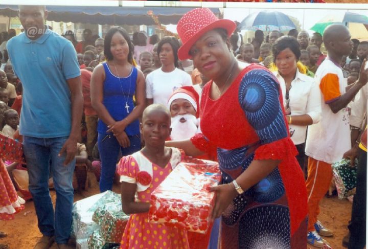 Abre de Noël à Agbaou: Madame Valérie Yapo épouse Adaï fait don de 500 cadeaux