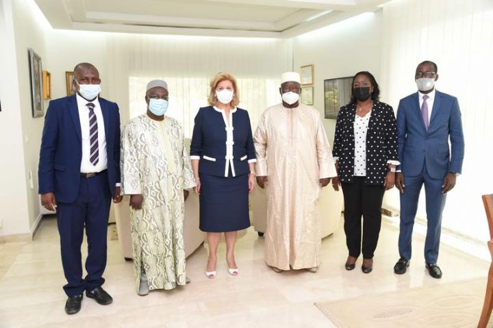 Côte d’Ivoire: Dominique Ouattara offre 10 millions de Fcfa à la Fondation Djigui (lutte contre les mutilations génitales, Prise en charge des orphelins)