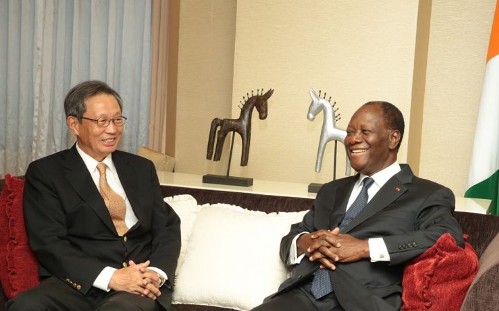 En visite officielle en Corée du Sud, Alassane Ouattara  échange avec M. Young Jin Choi