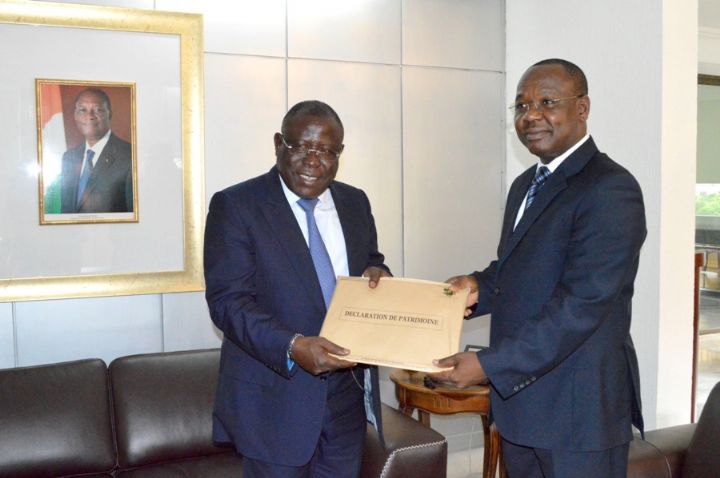 Déclaration de patrimoine / couverture maladie universelle: le Ministre Cissé Bacongo reçoit ses formulaires et se fait enrôler