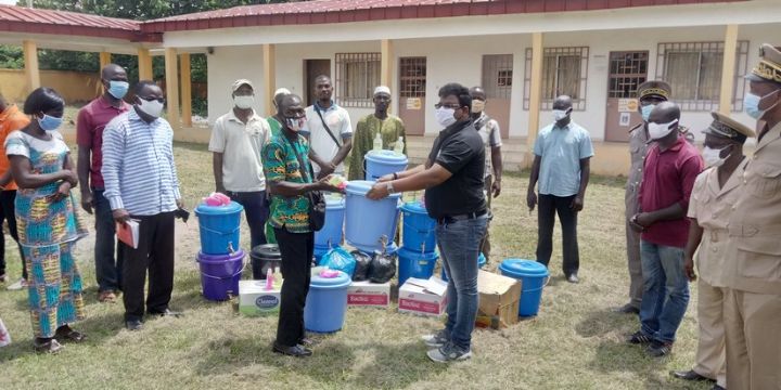 COVID-19 : Une société d’exploitation minière offre des kits sanitaires à des villages de Bondoukou