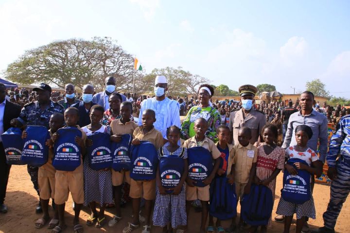 Le Ministre Sidi Touré offre 1000 kits scolaires aux élèves de Béoumi