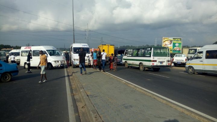 Altercation entre un chauffeur de gbaka et des gendarmes, l’autoroute Abobo-Adjamé bloquée