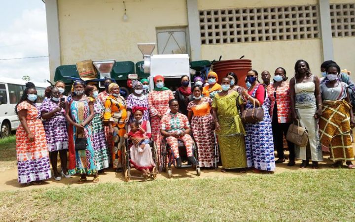 Côte d`Ivoire : Bolloré transport & logistics offre une unité industrielle à des femmes productrices d`Attieké