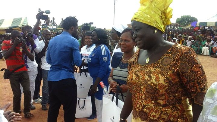 Fête des mères: un millier de complets de pagnes distribués aux femmes de la Marahoué