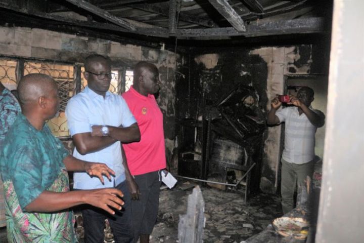 Grand Bassam : La Ministre Mariatou Koné aux côtés de la famille Vaubou, victime d’un incendie
