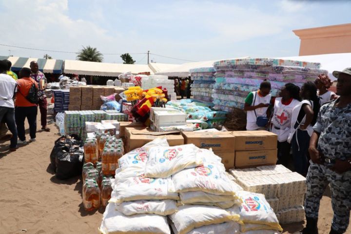 Le gouvernement offre des vivres aux populations sinistrées de Grand-Bassam