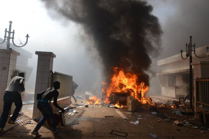 Burkina : les manifestants prennent d’assaut la télévision nationale