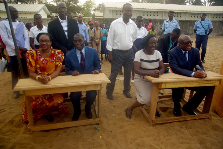 Grand-Bassam : Rentrée scolaire Ezaley et la Fondation Makhete Cissé équipent les écoles primaires