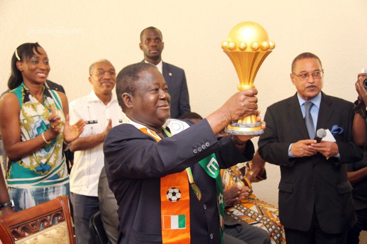 Football: le trophée de la CAN 2015 présenté au Président Henri Konan Bédié