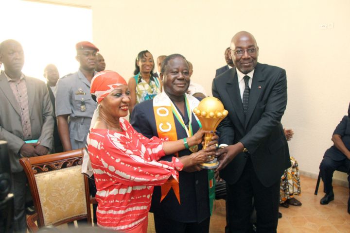 Le trophée de la CAN 2015 présenté à Henri Konan Bédié
