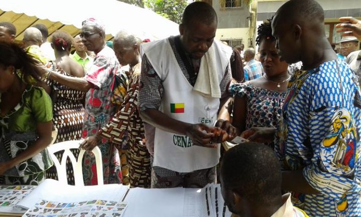 Zinsou contre Talon: le Bénin élit dans le calme son nouveau président