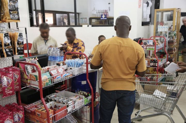 Crise du Coronavirus : Les Abidjanais vident les supermarchés et les rayons de pharmacies, les précautions foulées au pied