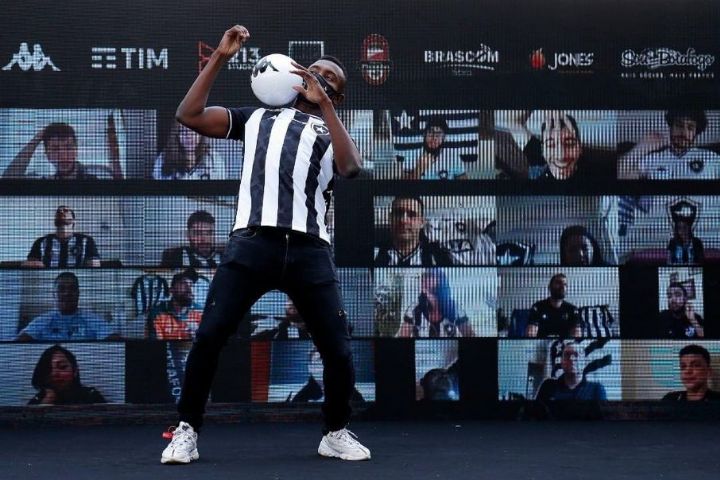 Football : Salomon Kalou présenté dans son nouveau club Botafogo au Brésil